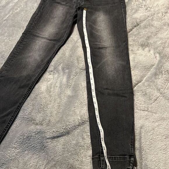 H & M Black Jeans. Side 29 - Picture 3 of 7